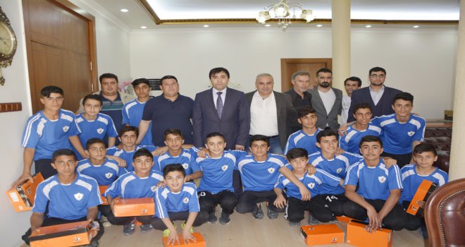 Viranşehir Kaymakamı Dr Huzeyfe Citer Şampiyon Olan Viranşehirspor U 14 Takımını Ödüllendirdi‏